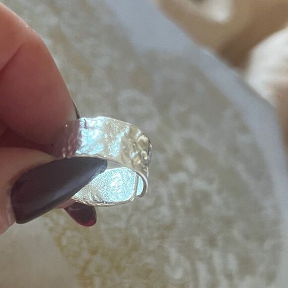 The Texture Band Ring in silver - Picture 7 of 8